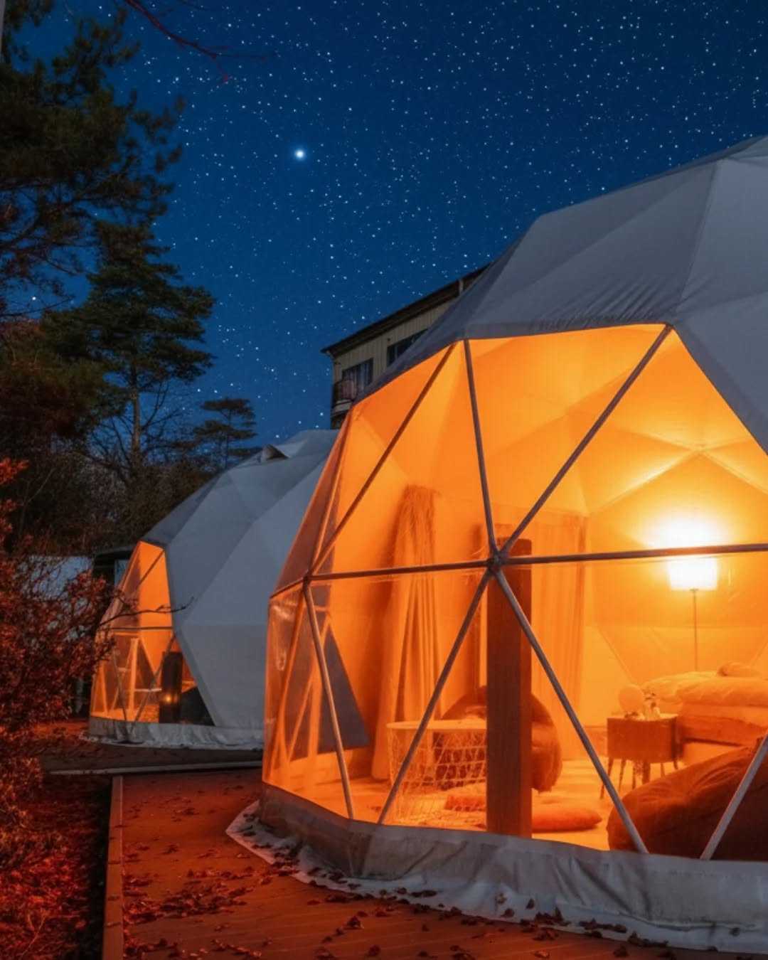 星空の下、金色に灯るドームテント